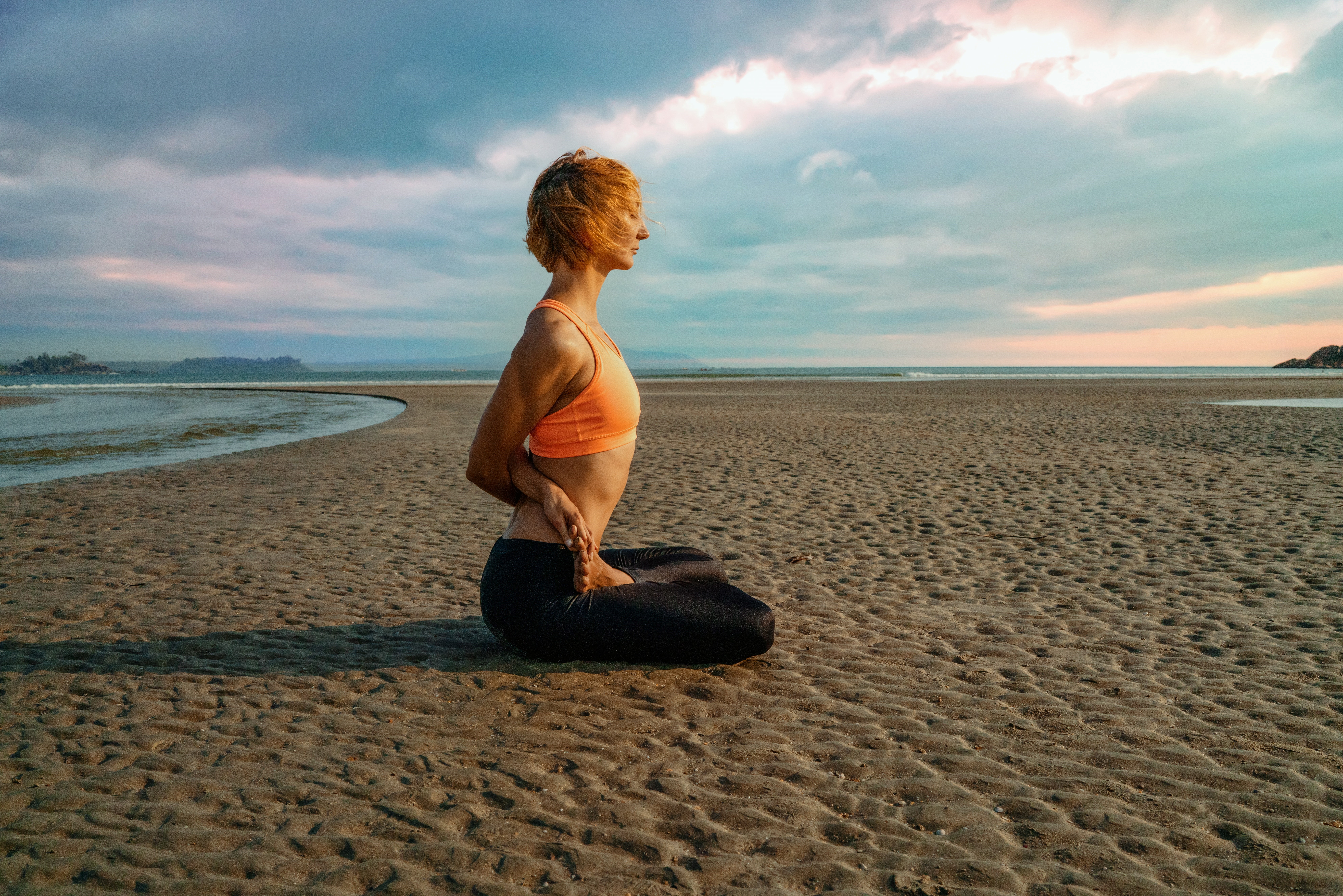 Las 10 posturas de yoga más practicadas en España y sus beneficios