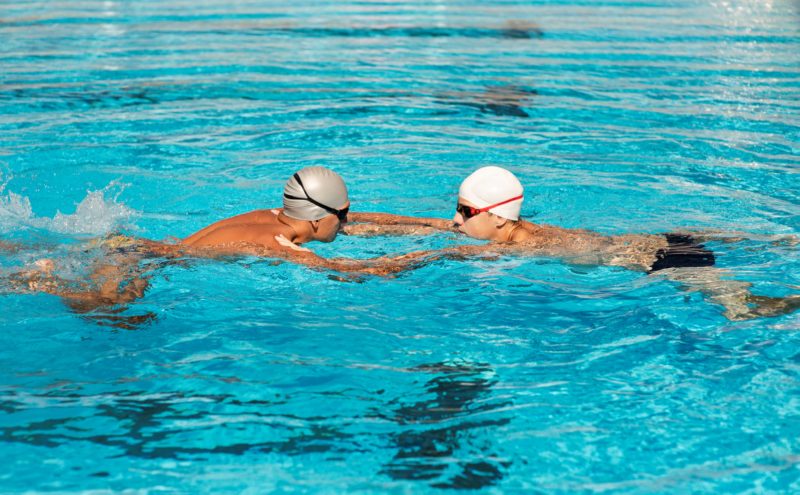 Rutina de ejercicios en el agua para hacer deporte este verano