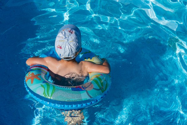 Los centros deportivos públicos y privados catalanes divergen sobre la nueva normativa de las piscinas