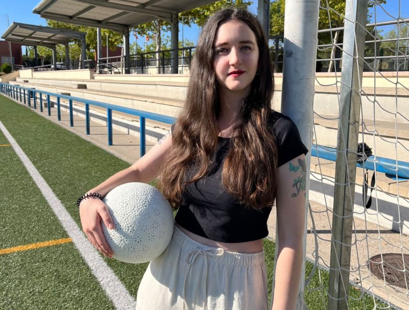 Una alumna del Instituto de Diseño Europeo crea el primer balón específico para fútbol femenino